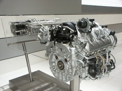 Porsche V8 Engine : click to zoom picture.